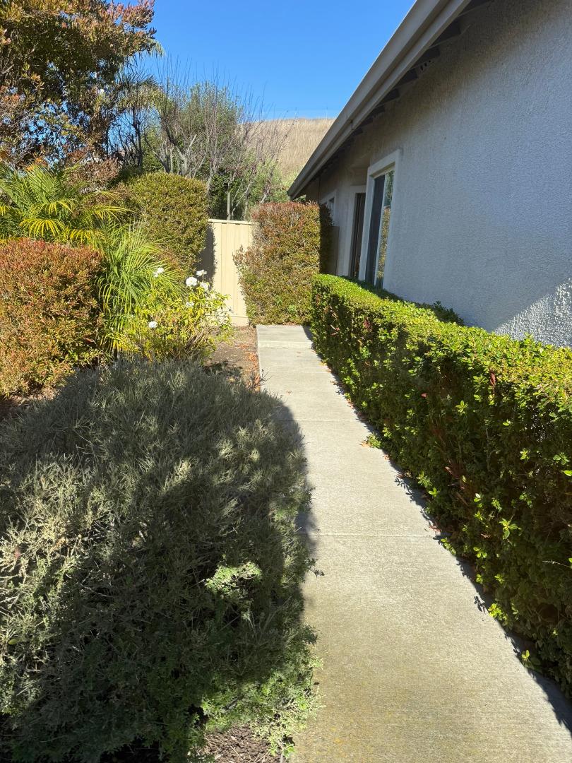 Detail Gallery Image 4 of 32 For 19371 Acclaim Dr, Salinas,  CA 93908 - 3 Beds | 2 Baths