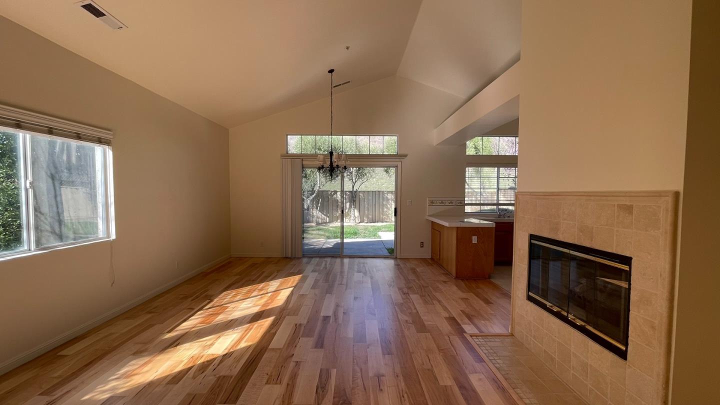 Detail Gallery Image 5 of 32 For 19371 Acclaim Dr, Salinas,  CA 93908 - 3 Beds | 2 Baths