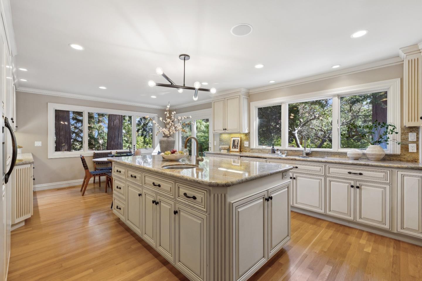 Detail Gallery Image 18 of 43 For 300 Glendale Rd, Hillsborough,  CA 94010 - 5 Beds | 4/1 Baths