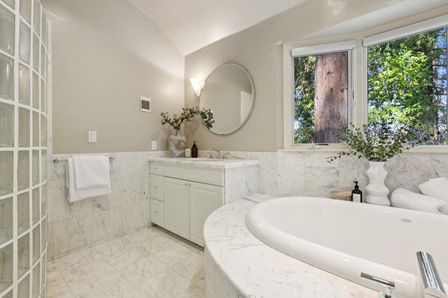 Detail Gallery Image 25 of 43 For 300 Glendale Rd, Hillsborough,  CA 94010 - 5 Beds | 4/1 Baths