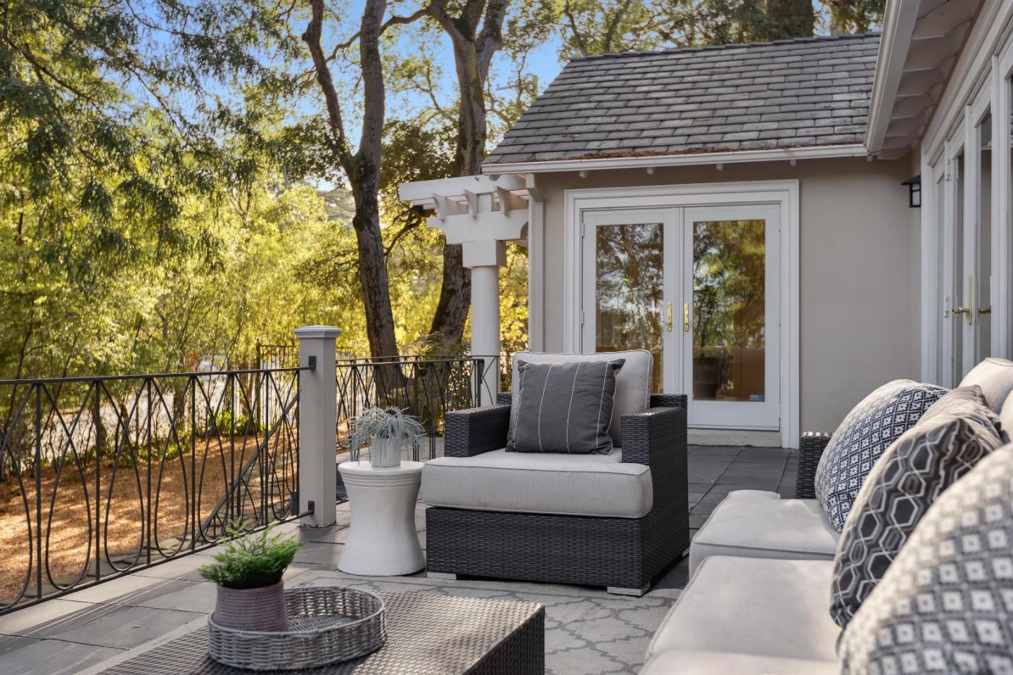 Detail Gallery Image 32 of 43 For 300 Glendale Rd, Hillsborough,  CA 94010 - 5 Beds | 4/1 Baths