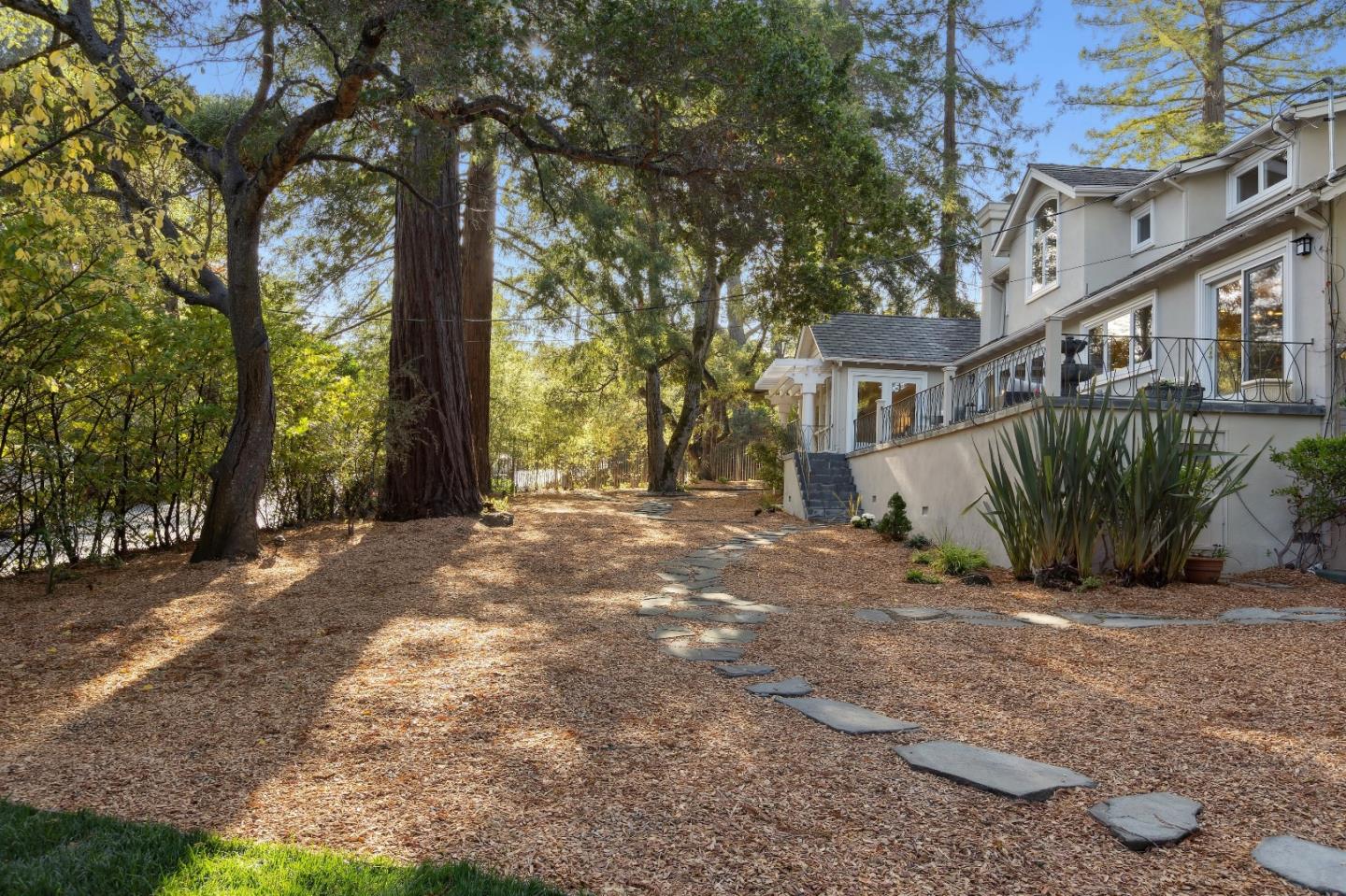 Detail Gallery Image 33 of 43 For 300 Glendale Rd, Hillsborough,  CA 94010 - 5 Beds | 4/1 Baths