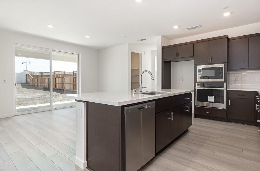 Detail Gallery Image 5 of 13 For 3063 Benetti St, Lathrop,  CA 95330 - 4 Beds | 3 Baths