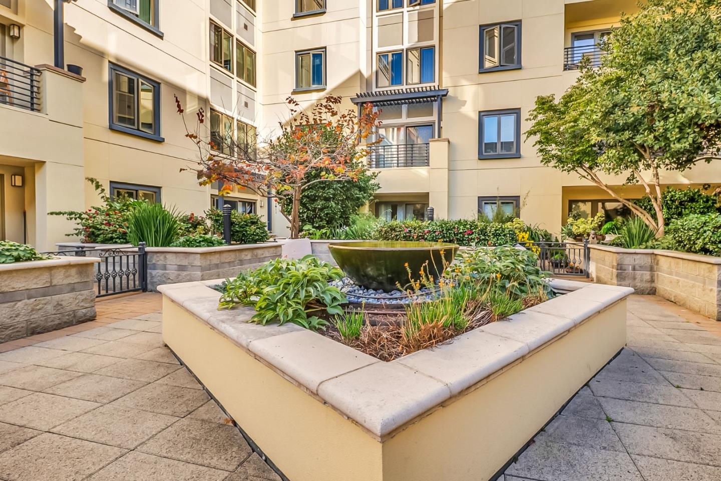 Detail Gallery Image 4 of 66 For 438 W Grand Ave #615,  Oakland,  CA 94612 - 2 Beds | 2 Baths