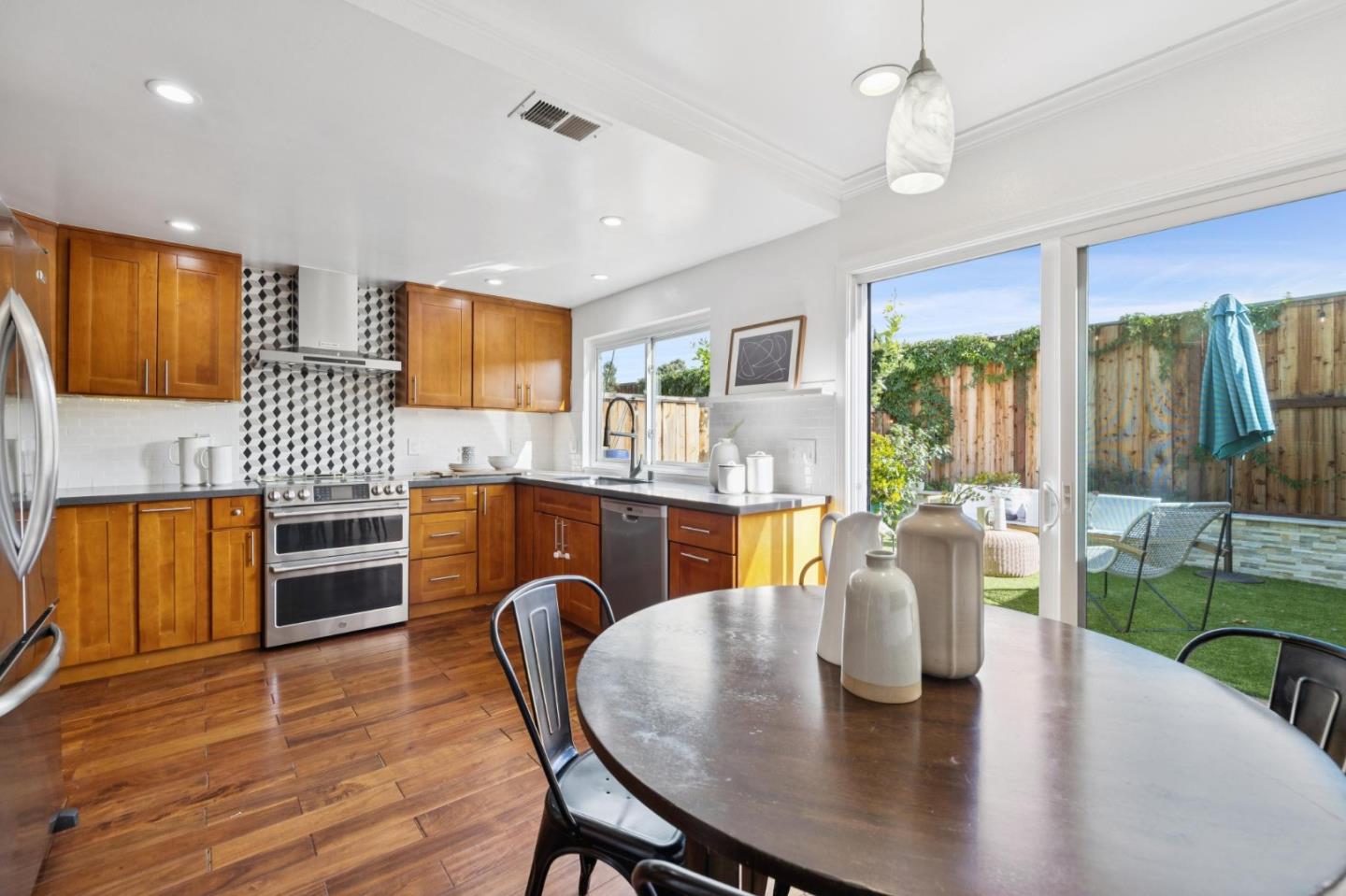 Detail Gallery Image 5 of 15 For 646 S Ahwanee Ter, Sunnyvale,  CA 94085 - 2 Beds | 2/1 Baths