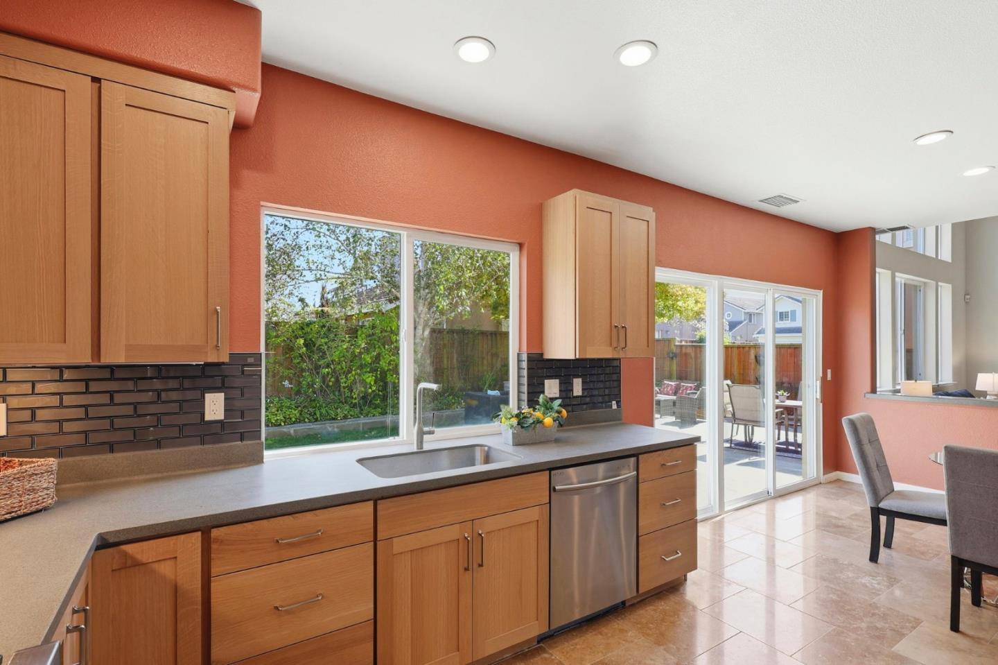 Detail Gallery Image 14 of 38 For 65 Driftwood Cir, Pacifica,  CA 94044 - 5 Beds | 3 Baths