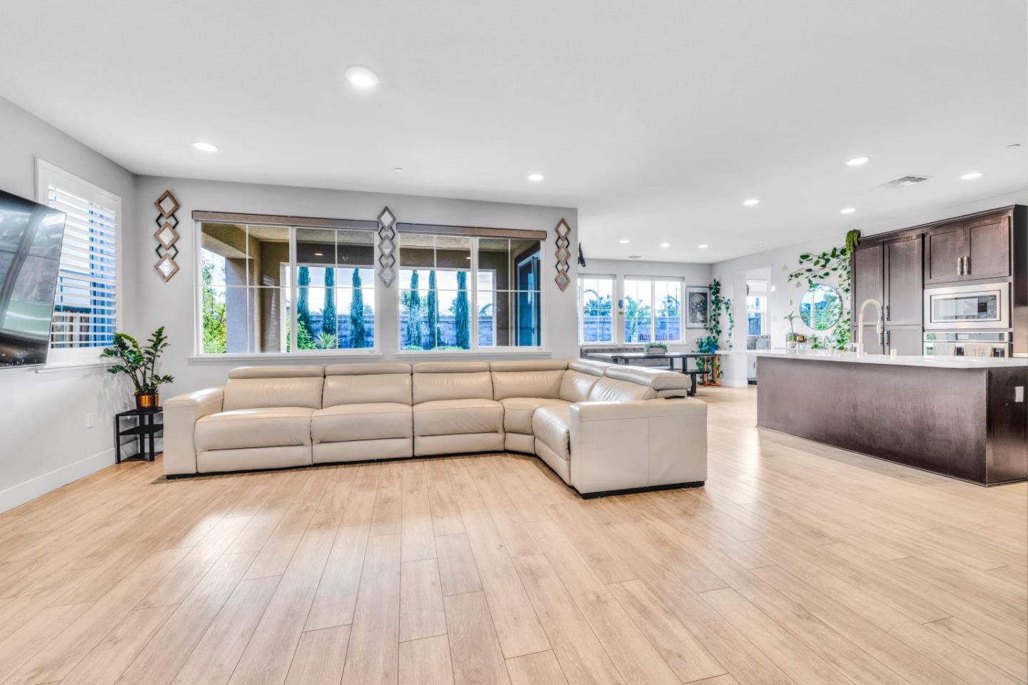 Detail Gallery Image 5 of 41 For 344 W Hopkins Ct, Mountain House,  CA 95391 - 4 Beds | 3 Baths