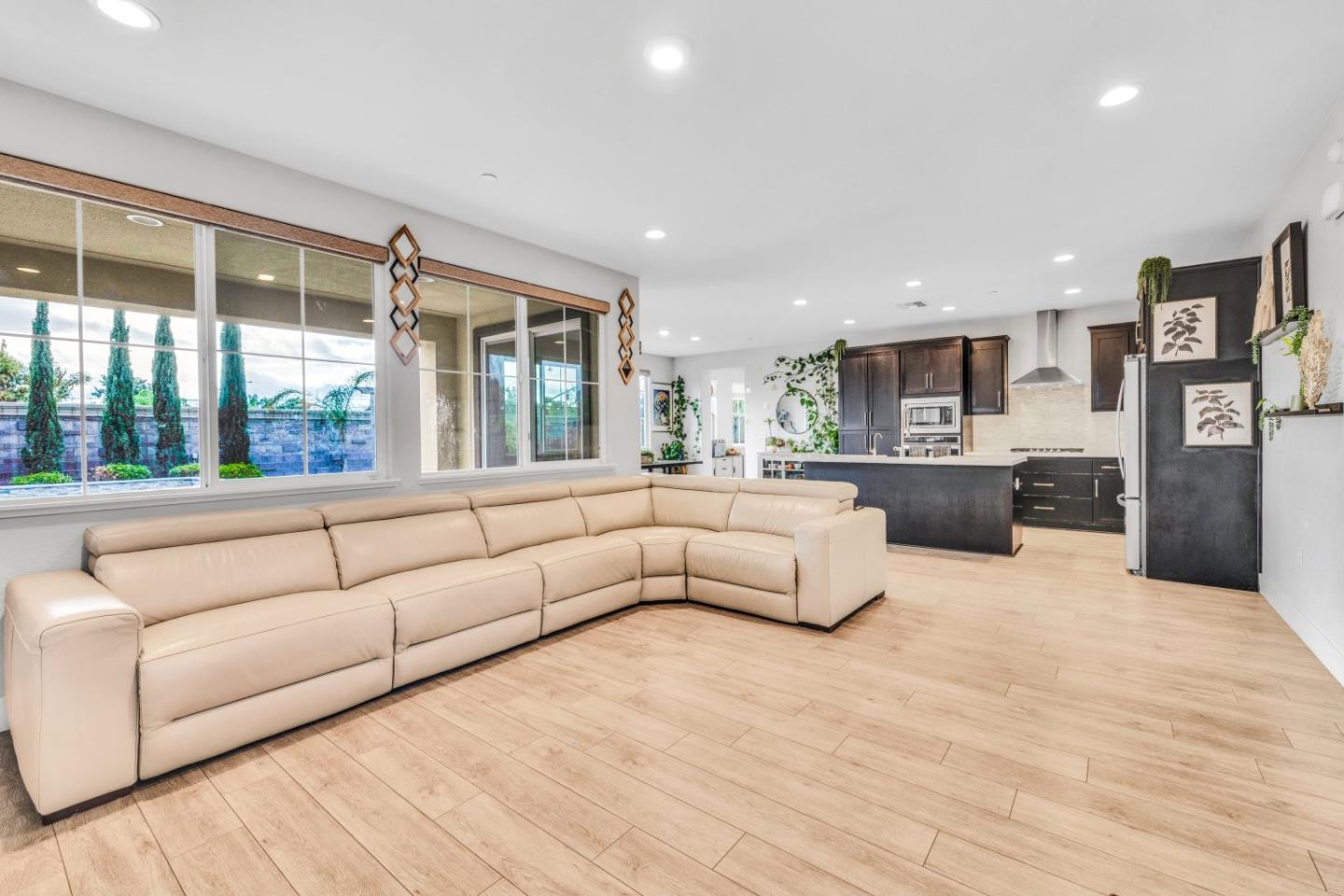 Detail Gallery Image 9 of 41 For 344 W Hopkins Ct, Mountain House,  CA 95391 - 4 Beds | 3 Baths