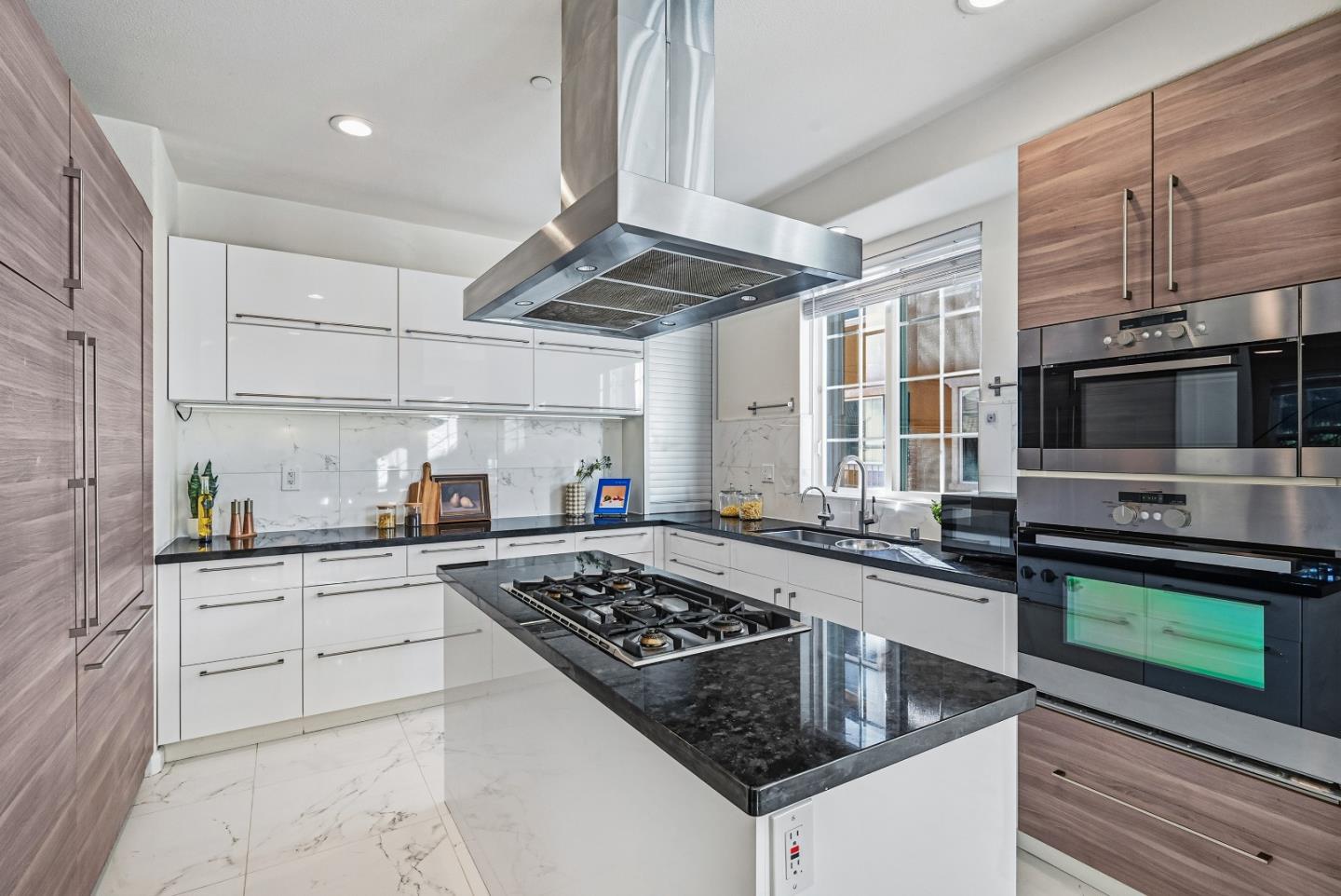 Detail Gallery Image 16 of 41 For 488 Wild Cherry Ter, Sunnyvale,  CA 94086 - 3 Beds | 2/1 Baths