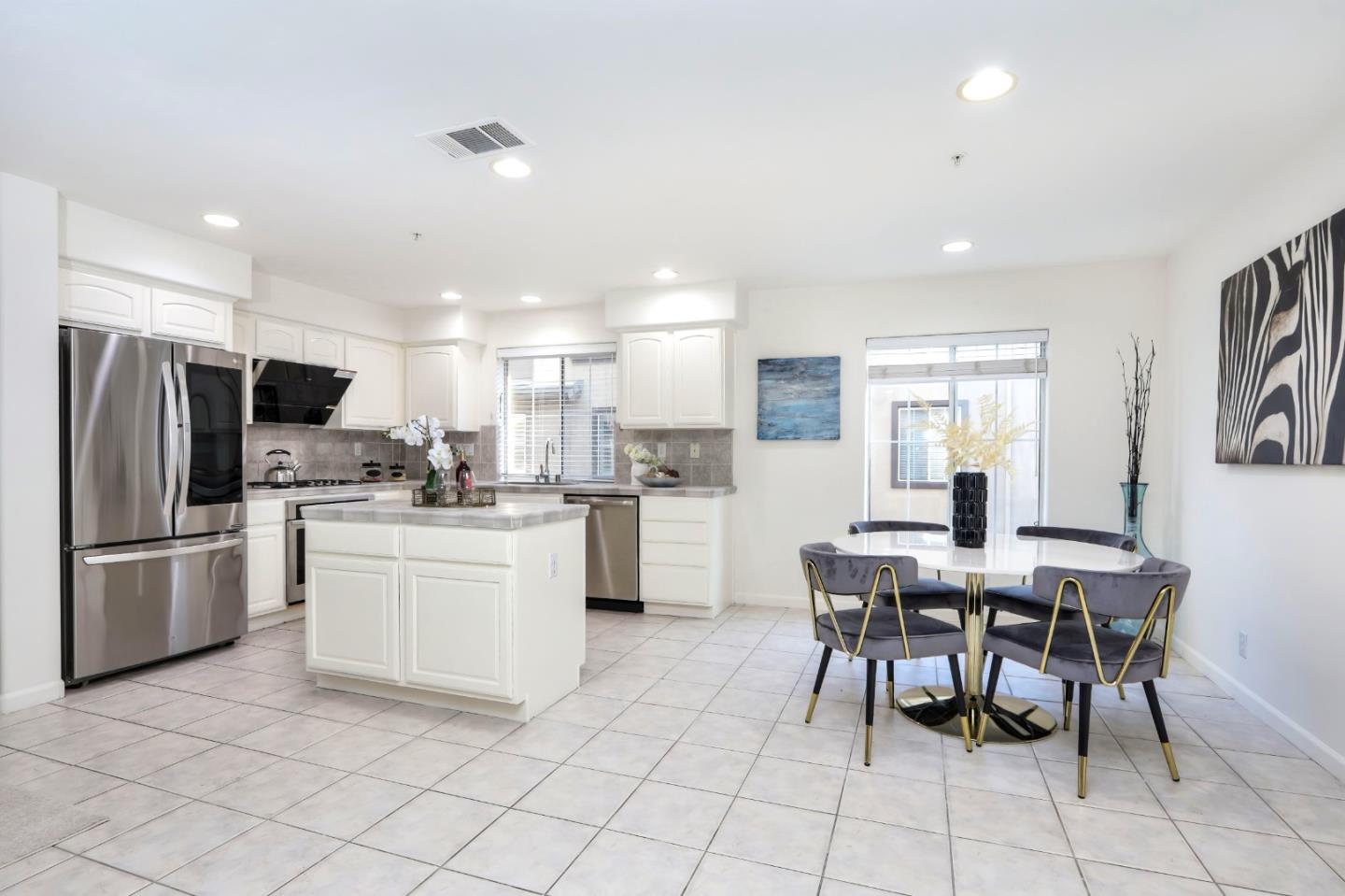 Detail Gallery Image 6 of 22 For 3111 White Riesling Pl, San Jose,  CA 95135 - 3 Beds | 2/1 Baths