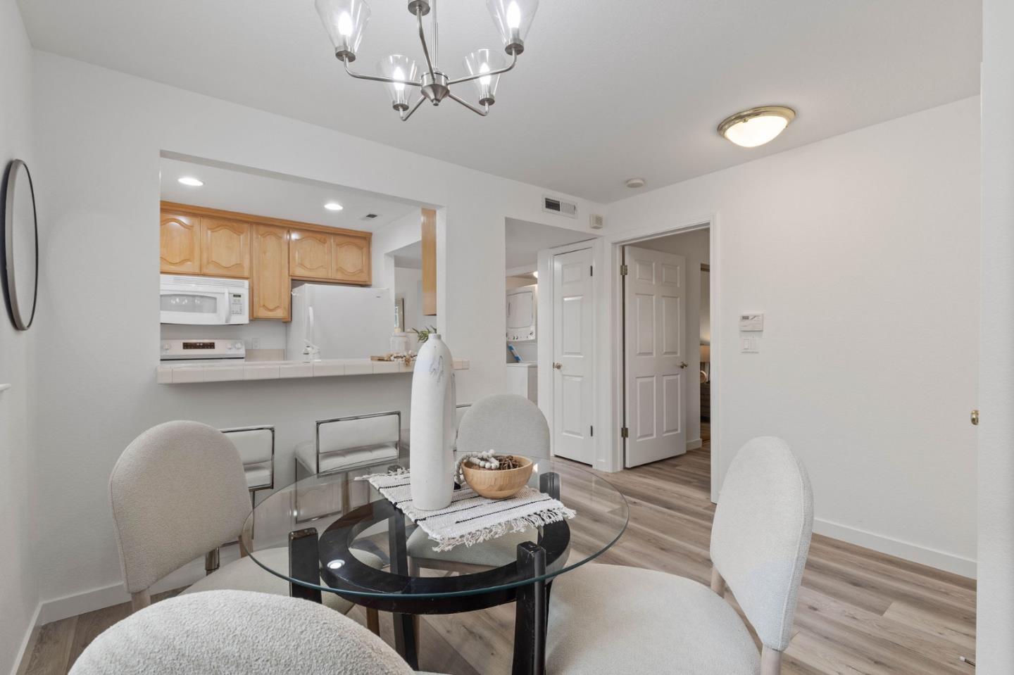 Detail Gallery Image 3 of 37 For 576 W Parr Ave #1,  Los Gatos,  CA 95032 - 2 Beds | 1 Baths