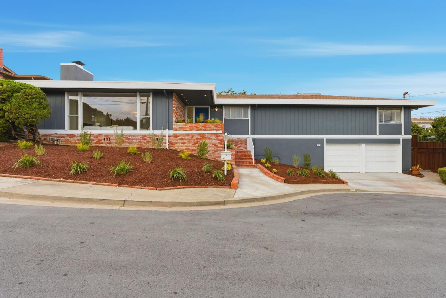 Detail Gallery Image 11 of 57 For 60 Loree Ln, Millbrae,  CA 94030 - 4 Beds | 2/1 Baths