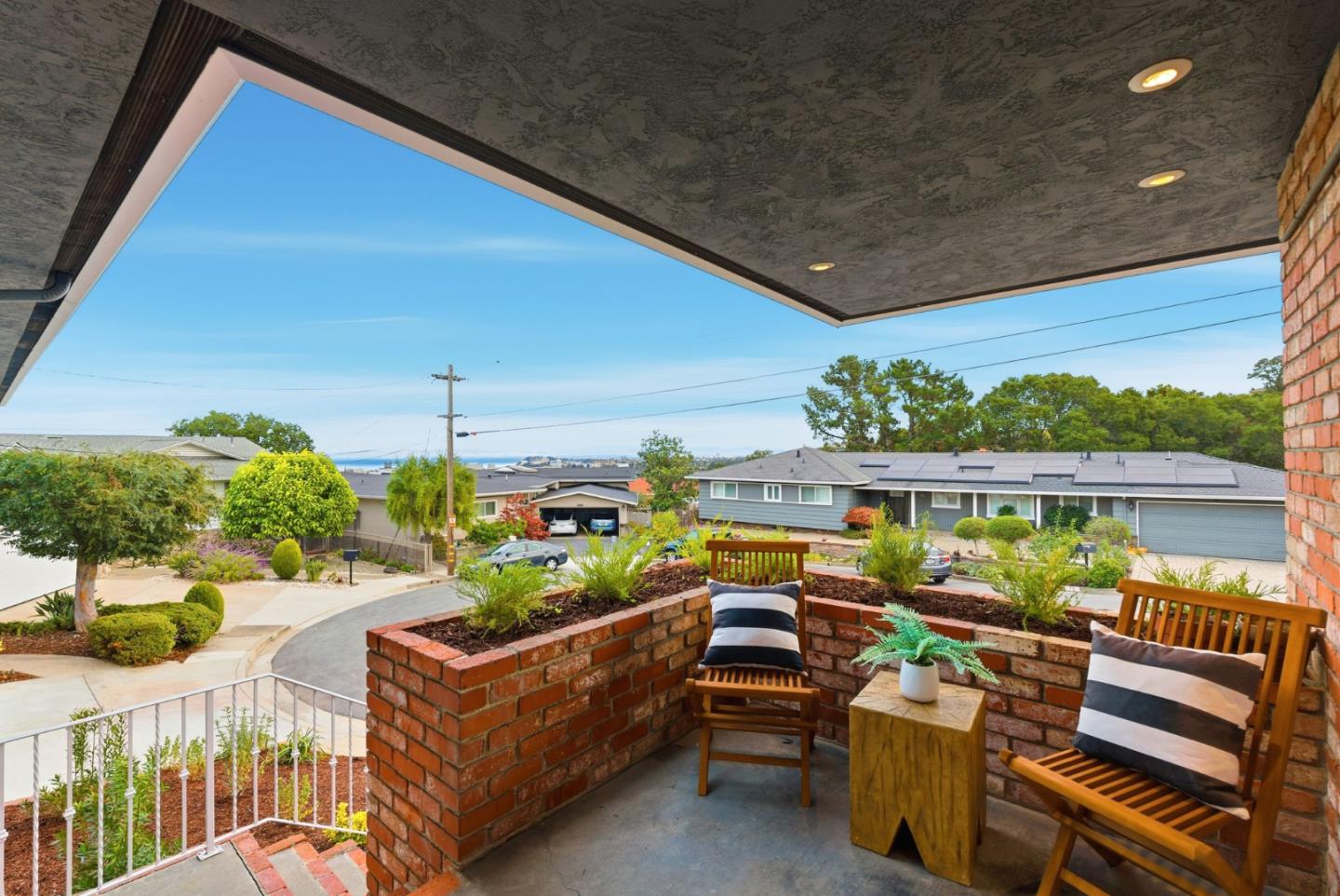 Detail Gallery Image 12 of 57 For 60 Loree Ln, Millbrae,  CA 94030 - 4 Beds | 2/1 Baths