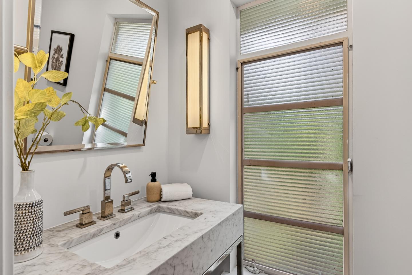 Detail Gallery Image 31 of 52 For 442 El Arroyo Rd, Hillsborough,  CA 94010 - 3 Beds | 3/1 Baths