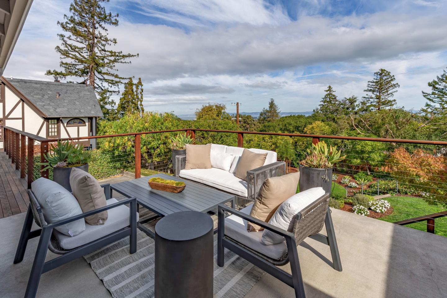 Detail Gallery Image 32 of 52 For 442 El Arroyo Rd, Hillsborough,  CA 94010 - 3 Beds | 3/1 Baths