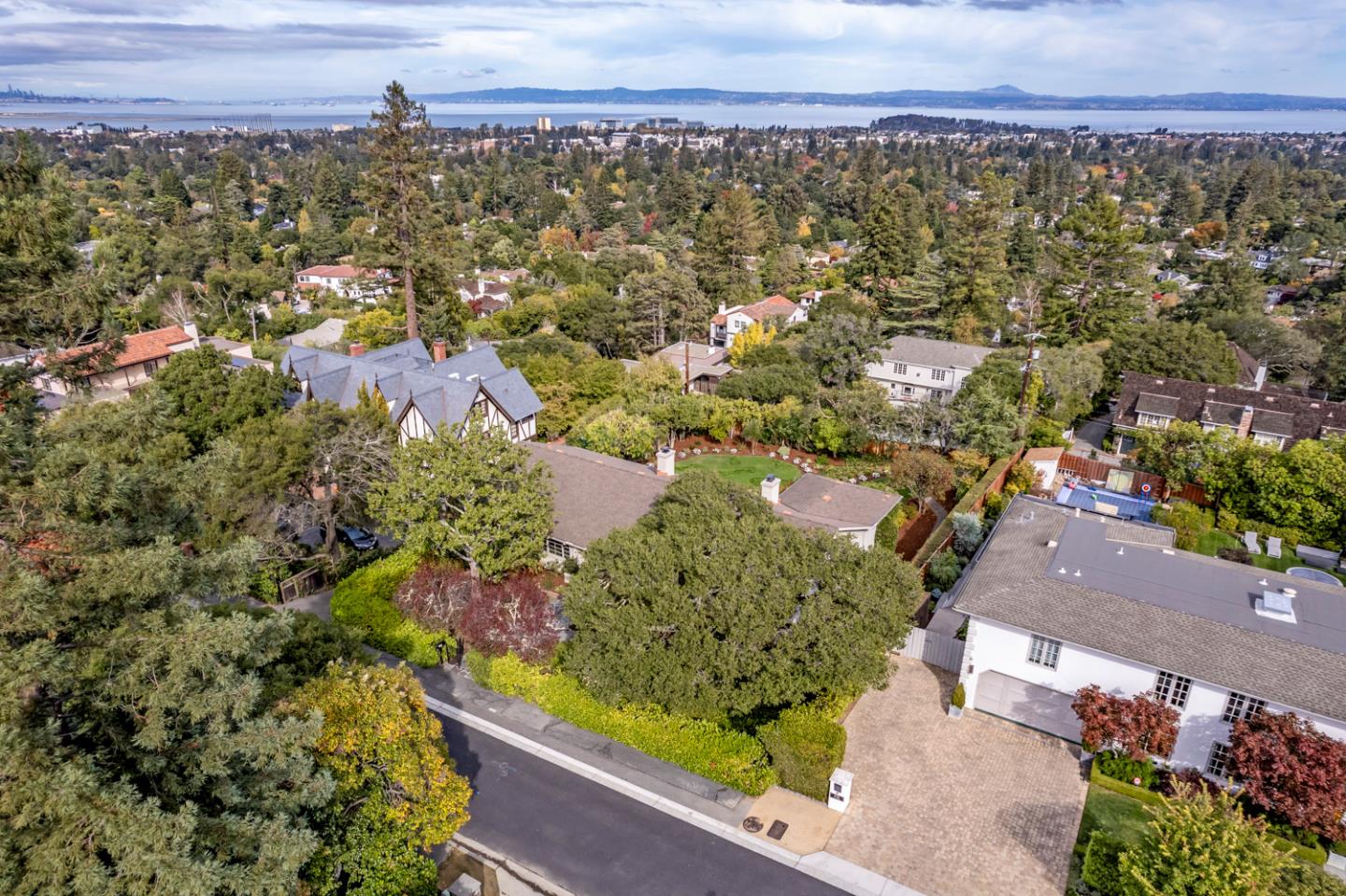 Detail Gallery Image 45 of 52 For 442 El Arroyo Rd, Hillsborough,  CA 94010 - 3 Beds | 3/1 Baths