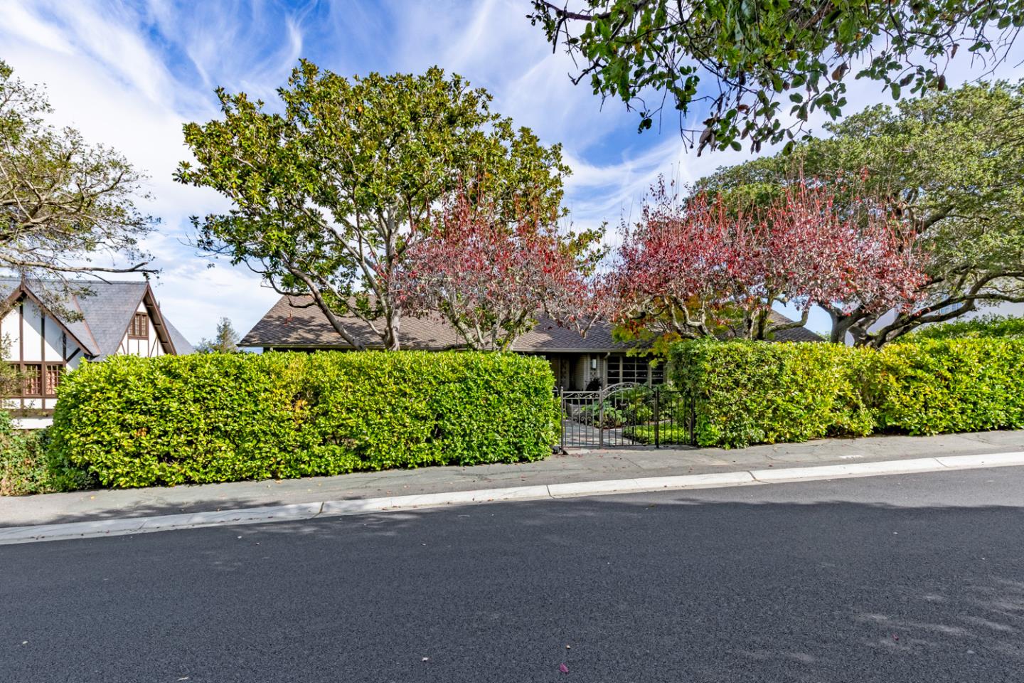 Detail Gallery Image 46 of 52 For 442 El Arroyo Rd, Hillsborough,  CA 94010 - 3 Beds | 3/1 Baths