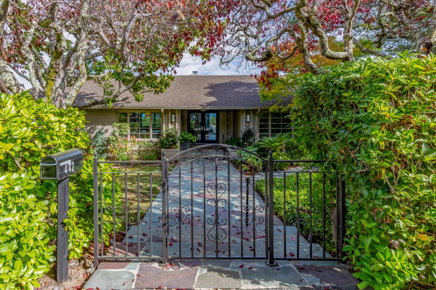 Detail Gallery Image 48 of 52 For 442 El Arroyo Rd, Hillsborough,  CA 94010 - 3 Beds | 3/1 Baths