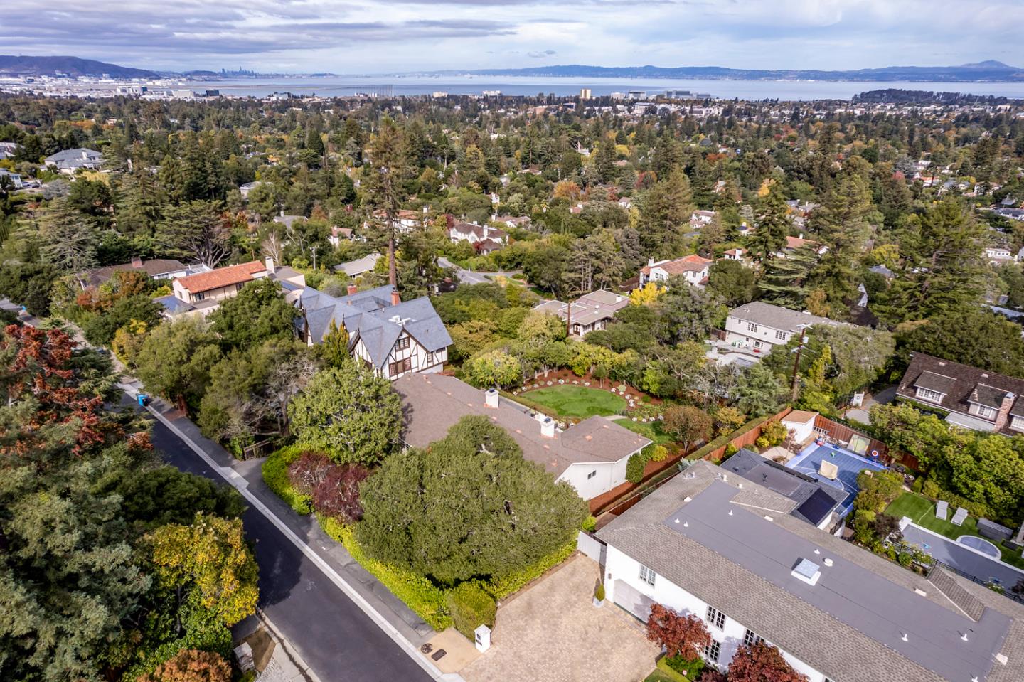 Detail Gallery Image 7 of 52 For 442 El Arroyo Rd, Hillsborough,  CA 94010 - 3 Beds | 3/1 Baths