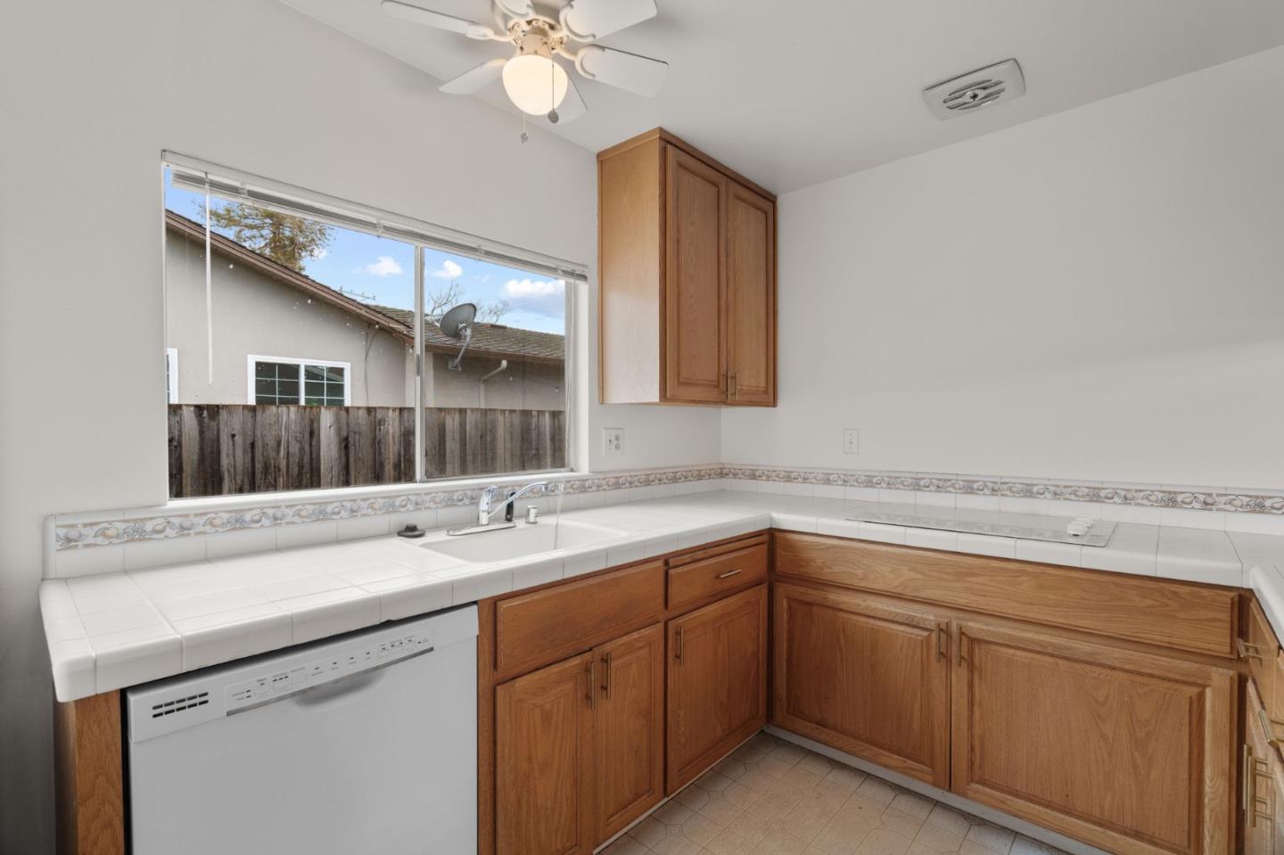 Detail Gallery Image 7 of 33 For 1401 S Mary Ave, Sunnyvale,  CA 94087 - 3 Beds | 2 Baths