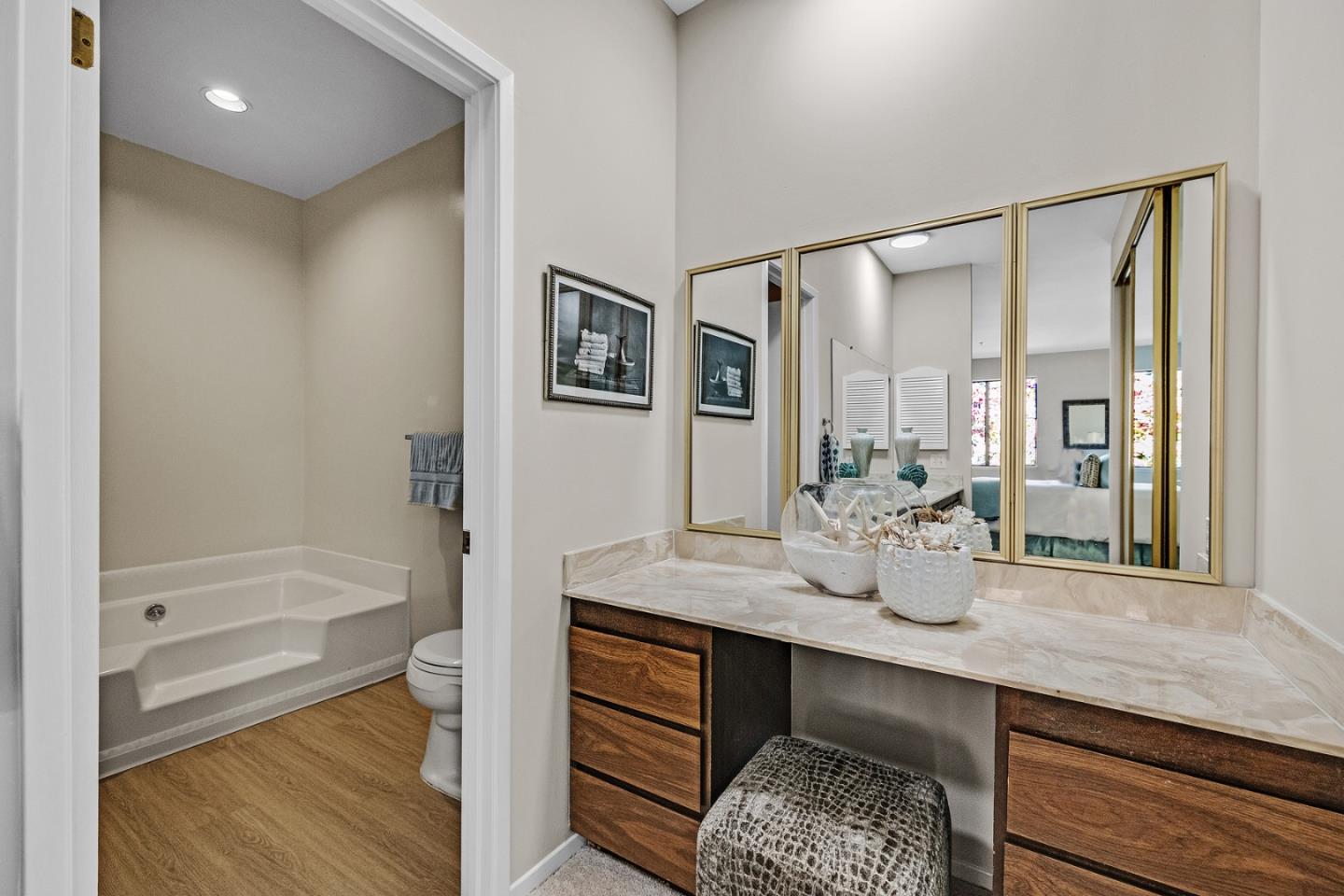 Detail Gallery Image 15 of 23 For 1515 Floribunda Ave #302,  Burlingame,  CA 94010 - 2 Beds | 2 Baths