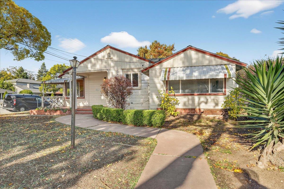 Detail Gallery Image 2 of 40 For 3703 Florence St, Redwood City,  CA 94063 - 4 Beds | 1 Baths