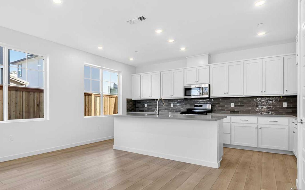 Detail Gallery Image 8 of 19 For 5716 Lake Club Dr, Fairfield,  CA 94533 - 4 Beds | 3/1 Baths