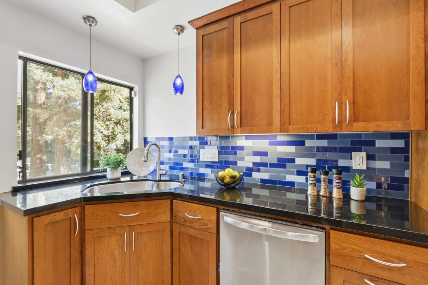 Detail Gallery Image 11 of 34 For 926 La Mesa Ter a,  Sunnyvale,  CA 94086 - 4 Beds | 3 Baths