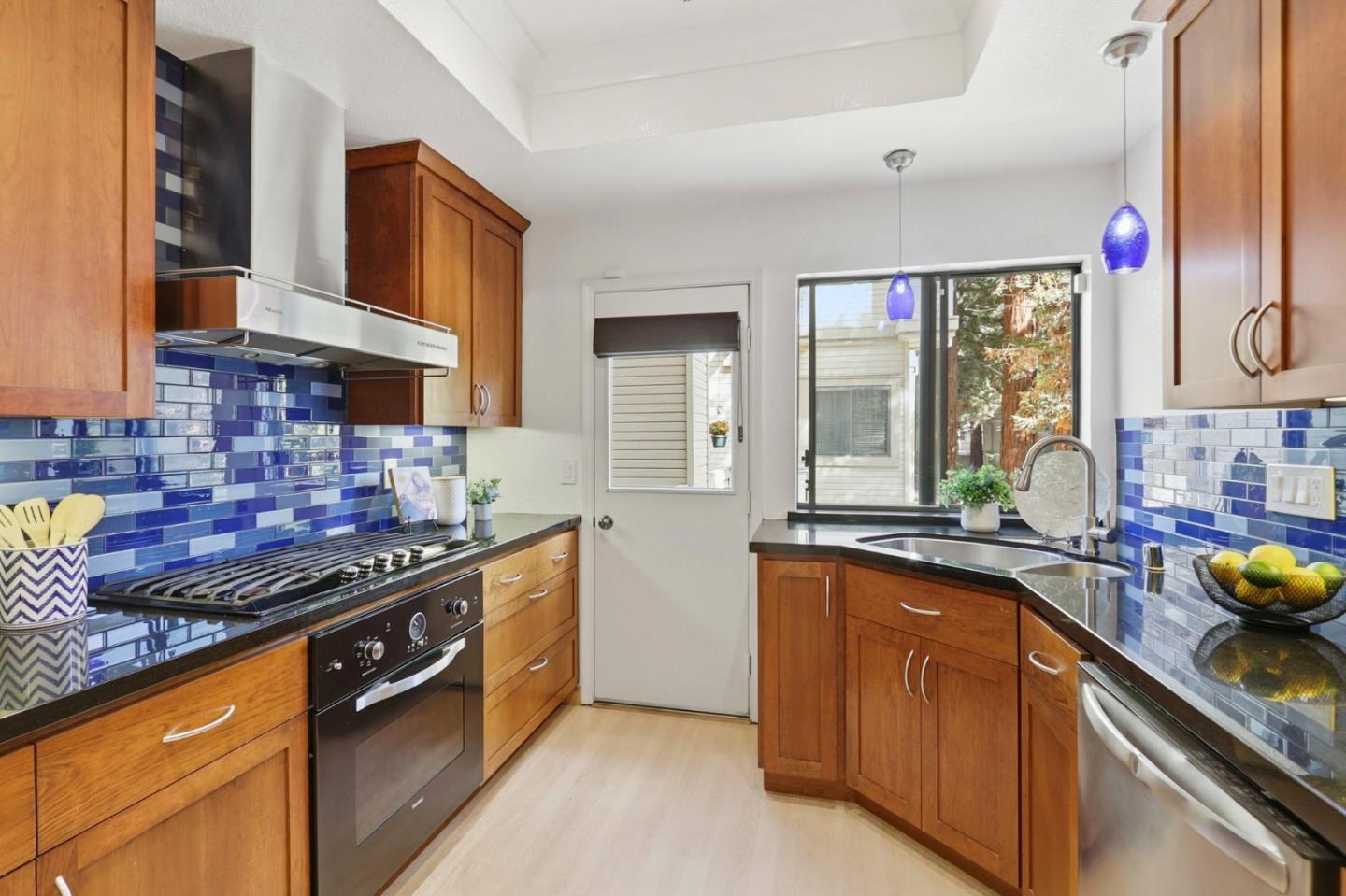 Detail Gallery Image 13 of 34 For 926 La Mesa Ter a,  Sunnyvale,  CA 94086 - 4 Beds | 3 Baths