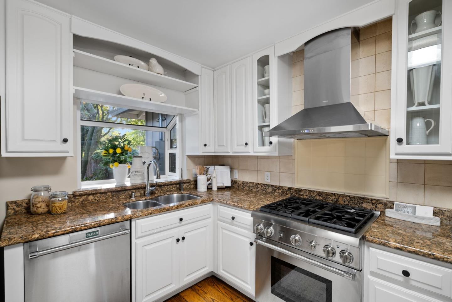 Detail Gallery Image 9 of 25 For 551 Sequoia Ave, Redwood City,  CA 94061 - 3 Beds | 2/1 Baths