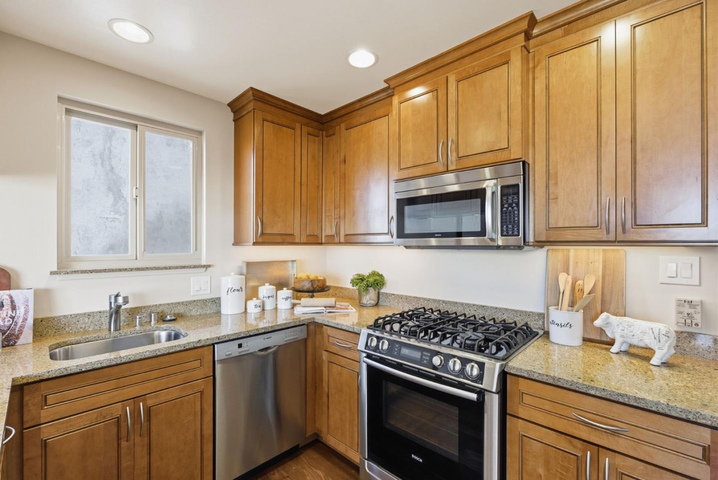 Detail Gallery Image 14 of 39 For 88 Alta Vista Way, Daly City,  CA 94014 - 2 Beds | 2 Baths