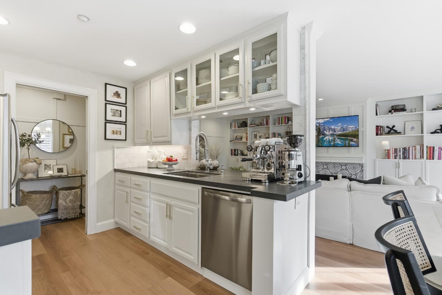 Detail Gallery Image 11 of 24 For 20 Willow Rd #7,  Menlo Park,  CA 94025 - 1 Beds | 1 Baths