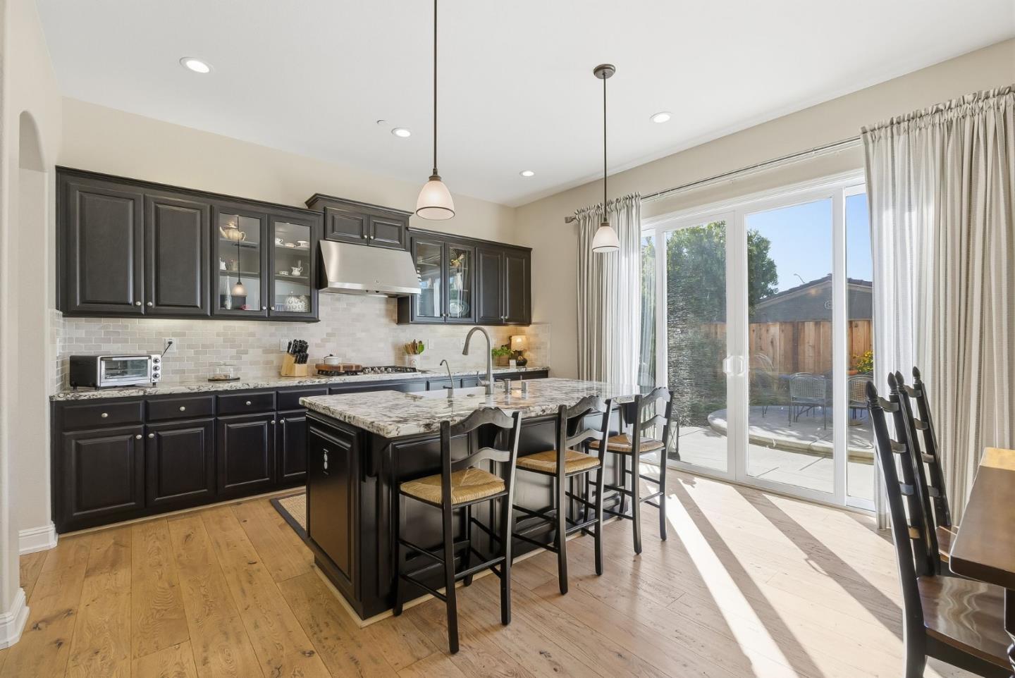 Detail Gallery Image 14 of 56 For 18253 Solano Pl, Morgan Hill,  CA 95037 - 5 Beds | 4/1 Baths