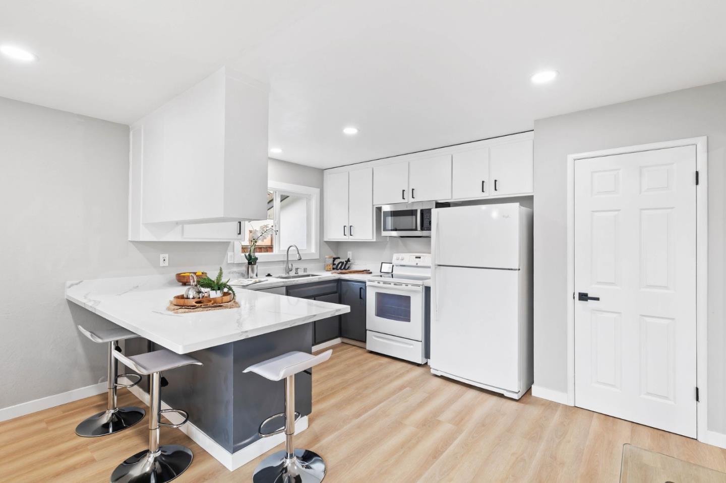 Detail Gallery Image 8 of 20 For 5911 Snell Ave, San Jose,  CA 95123 - 3 Beds | 2 Baths