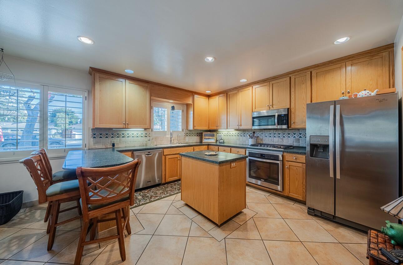 Detail Gallery Image 15 of 43 For 517 College Dr, Salinas,  CA 93901 - 4 Beds | 3 Baths