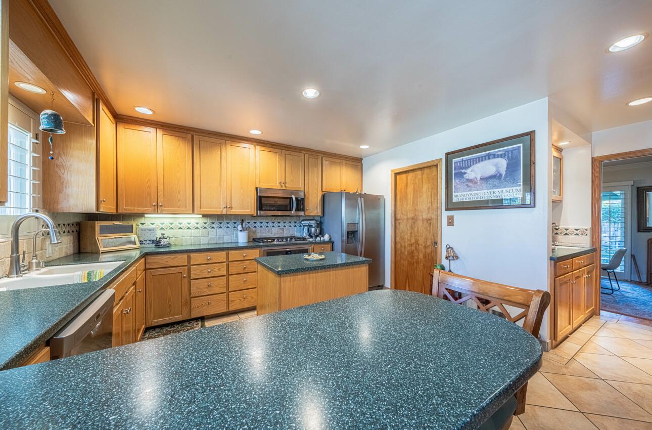 Detail Gallery Image 16 of 43 For 517 College Dr, Salinas,  CA 93901 - 4 Beds | 3 Baths