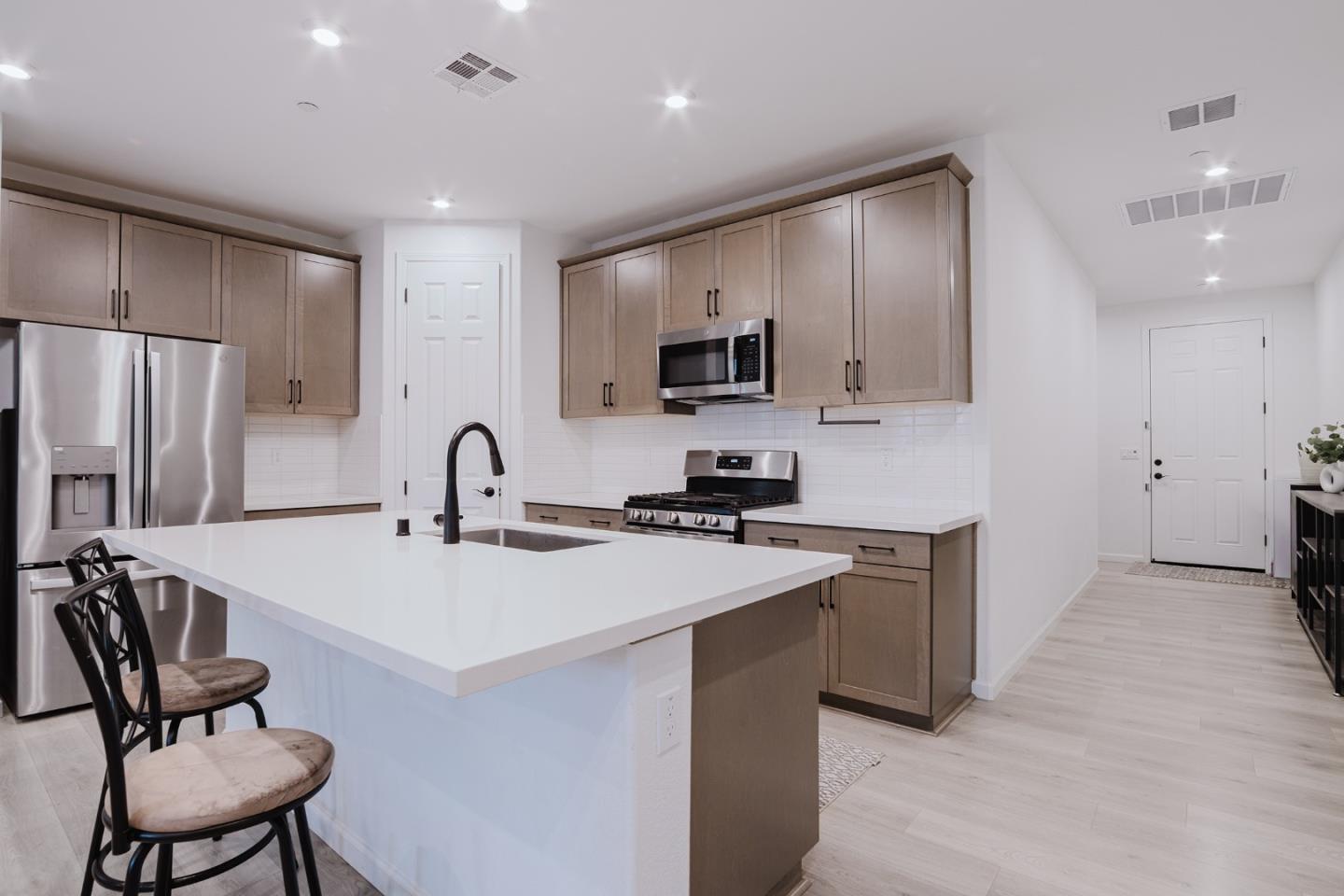 Detail Gallery Image 12 of 38 For 554 Pleasant Dr, Lathrop,  CA 95330 - 3 Beds | 2 Baths