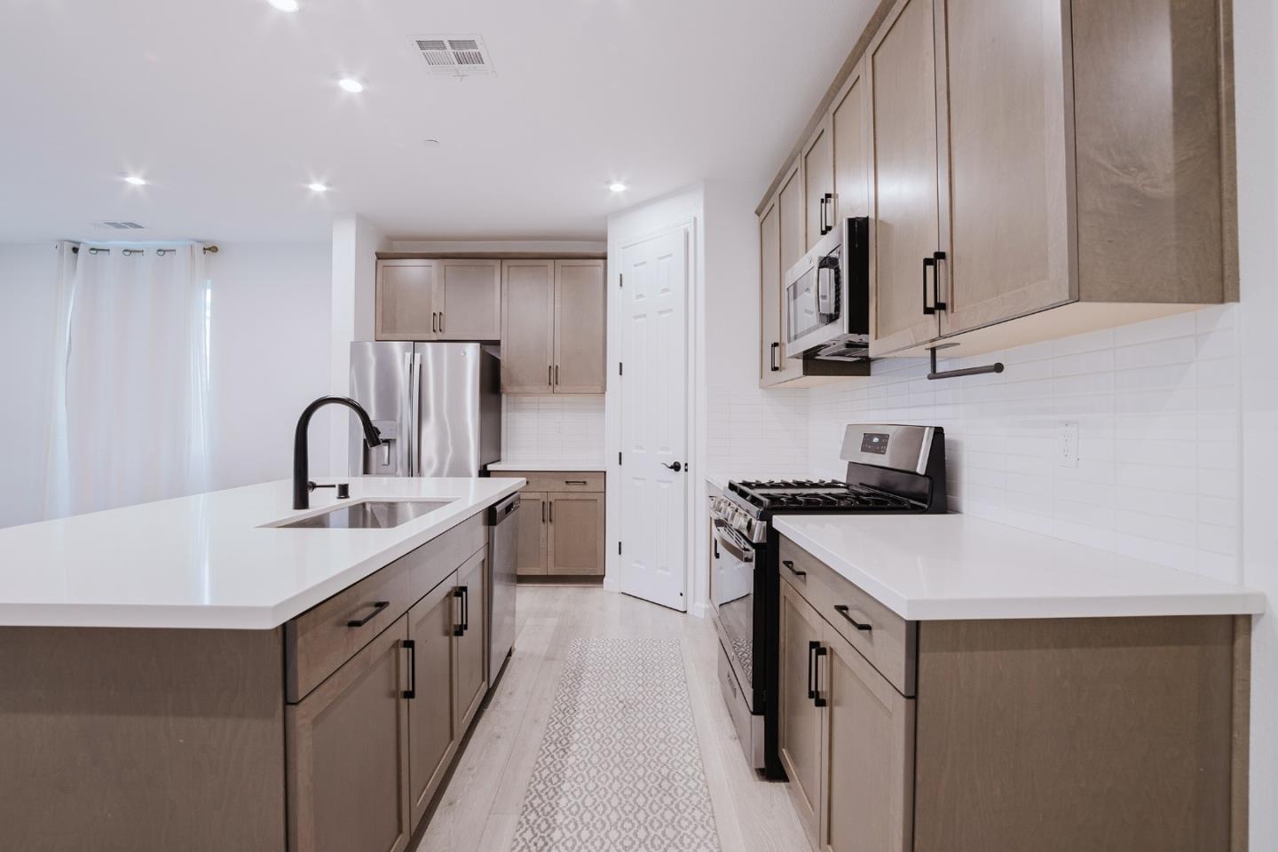 Detail Gallery Image 13 of 38 For 554 Pleasant Dr, Lathrop,  CA 95330 - 3 Beds | 2 Baths