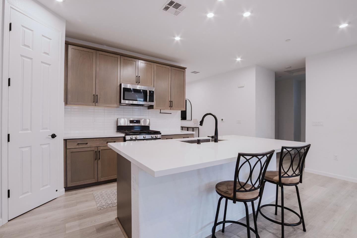 Detail Gallery Image 15 of 38 For 554 Pleasant Dr, Lathrop,  CA 95330 - 3 Beds | 2 Baths