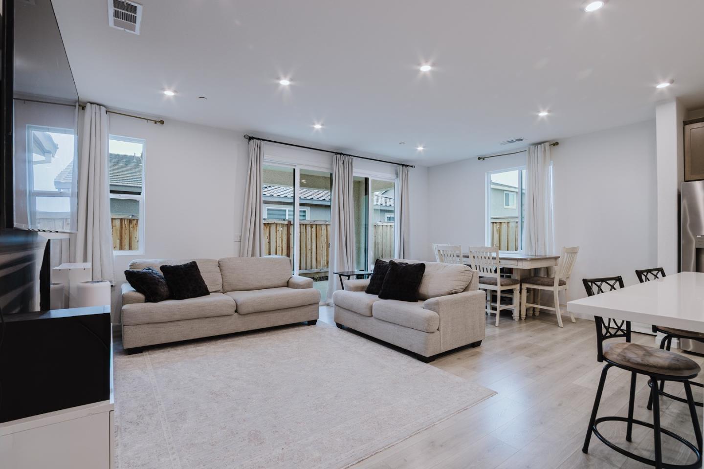 Detail Gallery Image 18 of 38 For 554 Pleasant Dr, Lathrop,  CA 95330 - 3 Beds | 2 Baths