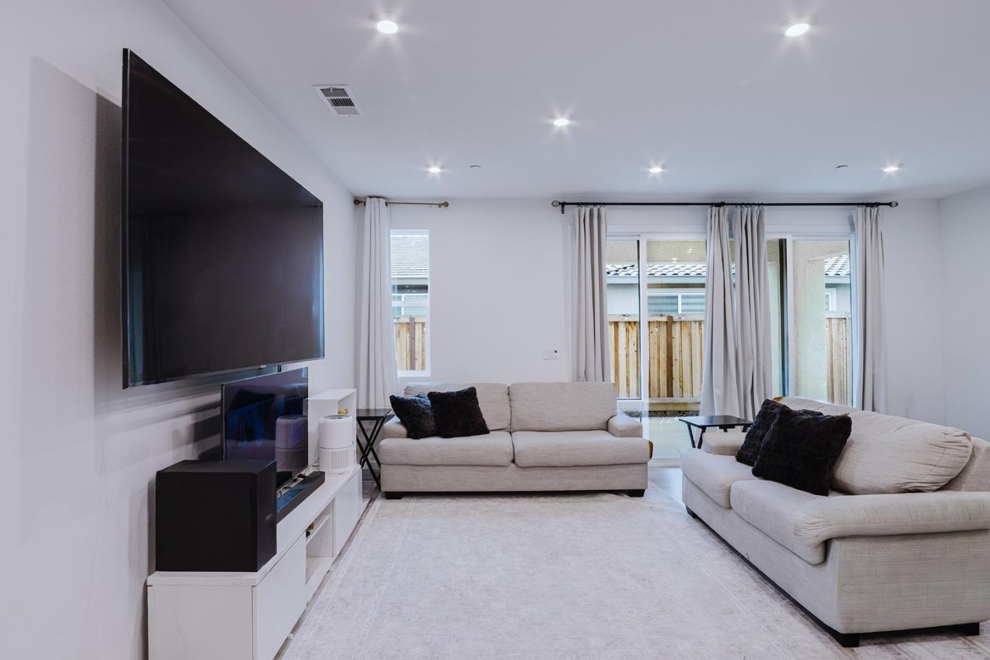 Detail Gallery Image 19 of 38 For 554 Pleasant Dr, Lathrop,  CA 95330 - 3 Beds | 2 Baths