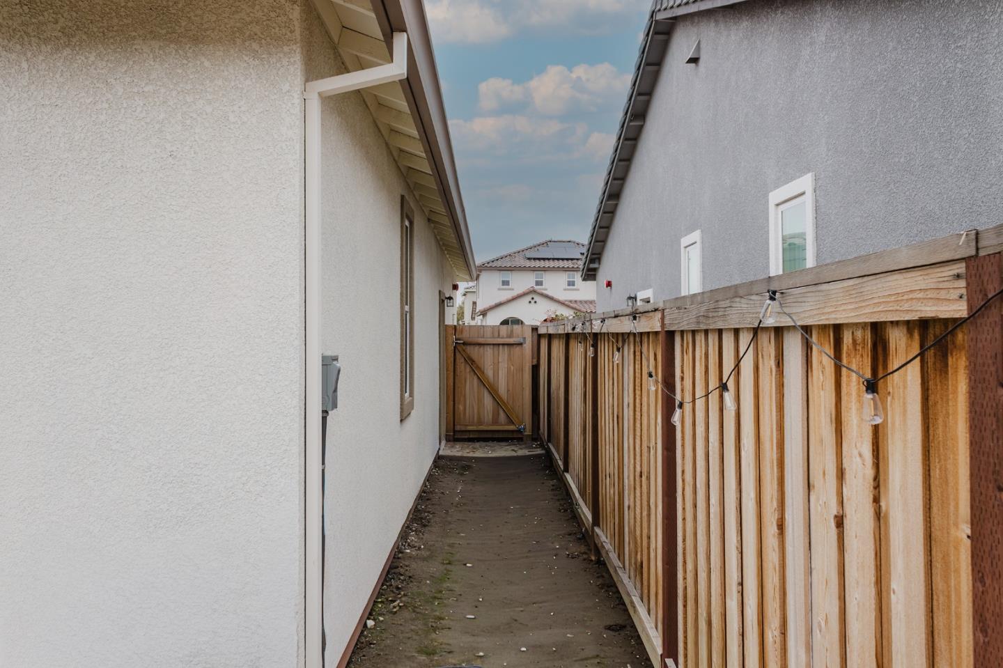 Detail Gallery Image 7 of 38 For 554 Pleasant Dr, Lathrop,  CA 95330 - 3 Beds | 2 Baths