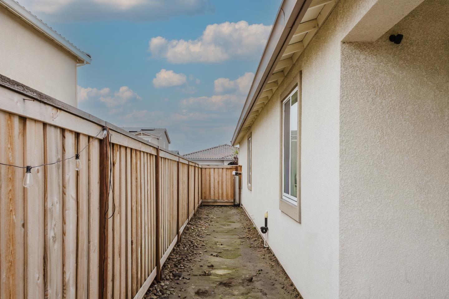 Detail Gallery Image 8 of 38 For 554 Pleasant Dr, Lathrop,  CA 95330 - 3 Beds | 2 Baths