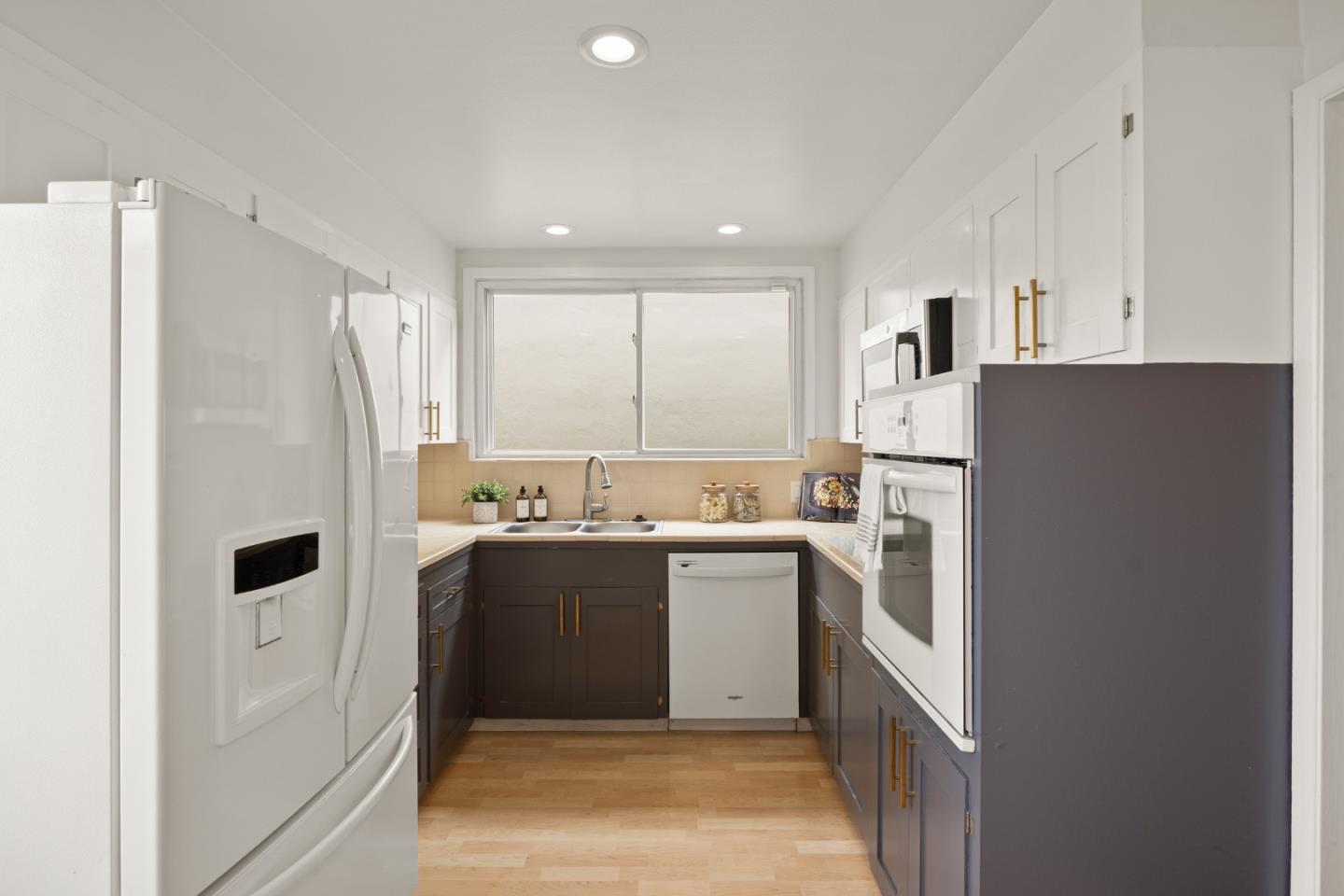 Detail Gallery Image 12 of 26 For 61 Windsor Dr, Daly City,  CA 94015 - 2 Beds | 1 Baths