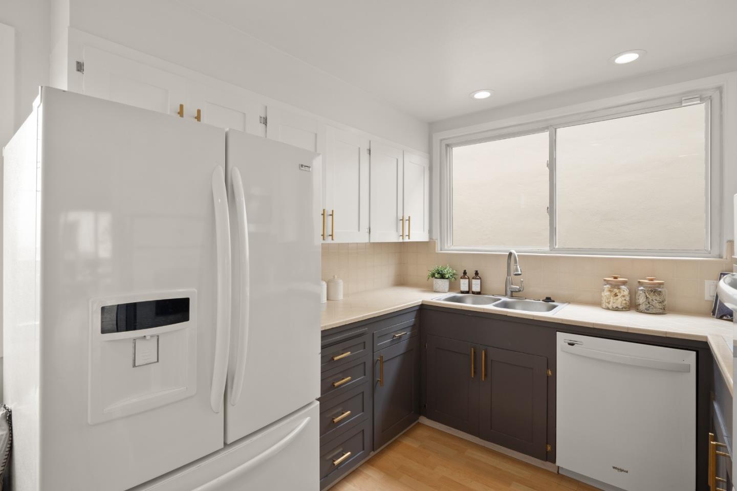 Detail Gallery Image 13 of 26 For 61 Windsor Dr, Daly City,  CA 94015 - 2 Beds | 1 Baths