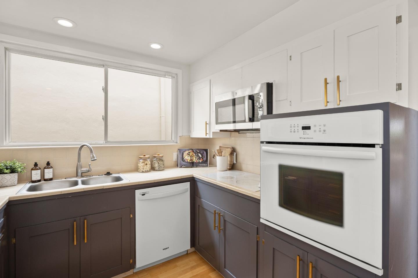 Detail Gallery Image 14 of 26 For 61 Windsor Dr, Daly City,  CA 94015 - 2 Beds | 1 Baths