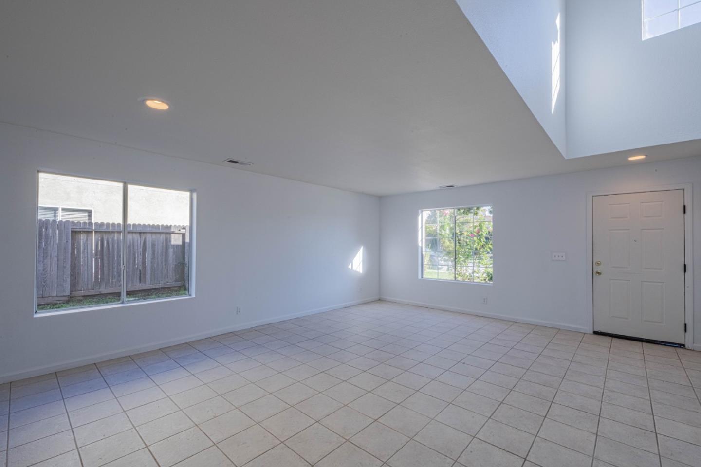 Detail Gallery Image 5 of 39 For 1061 Vista Ave, Soledad,  CA 93960 - 6 Beds | 2/1 Baths