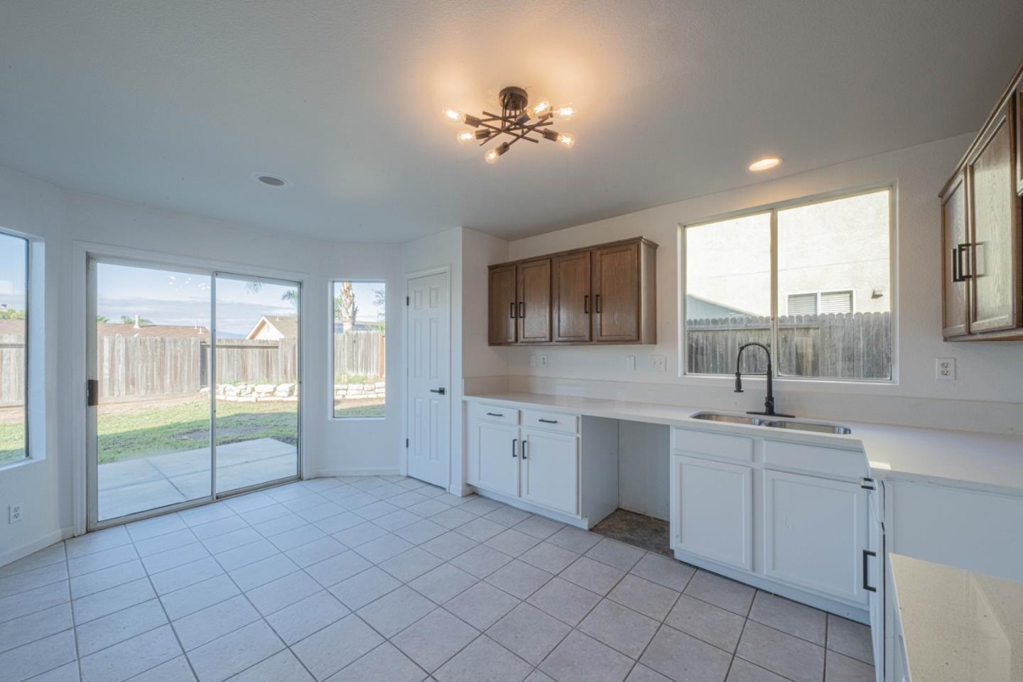 Detail Gallery Image 9 of 39 For 1061 Vista Ave, Soledad,  CA 93960 - 6 Beds | 2/1 Baths
