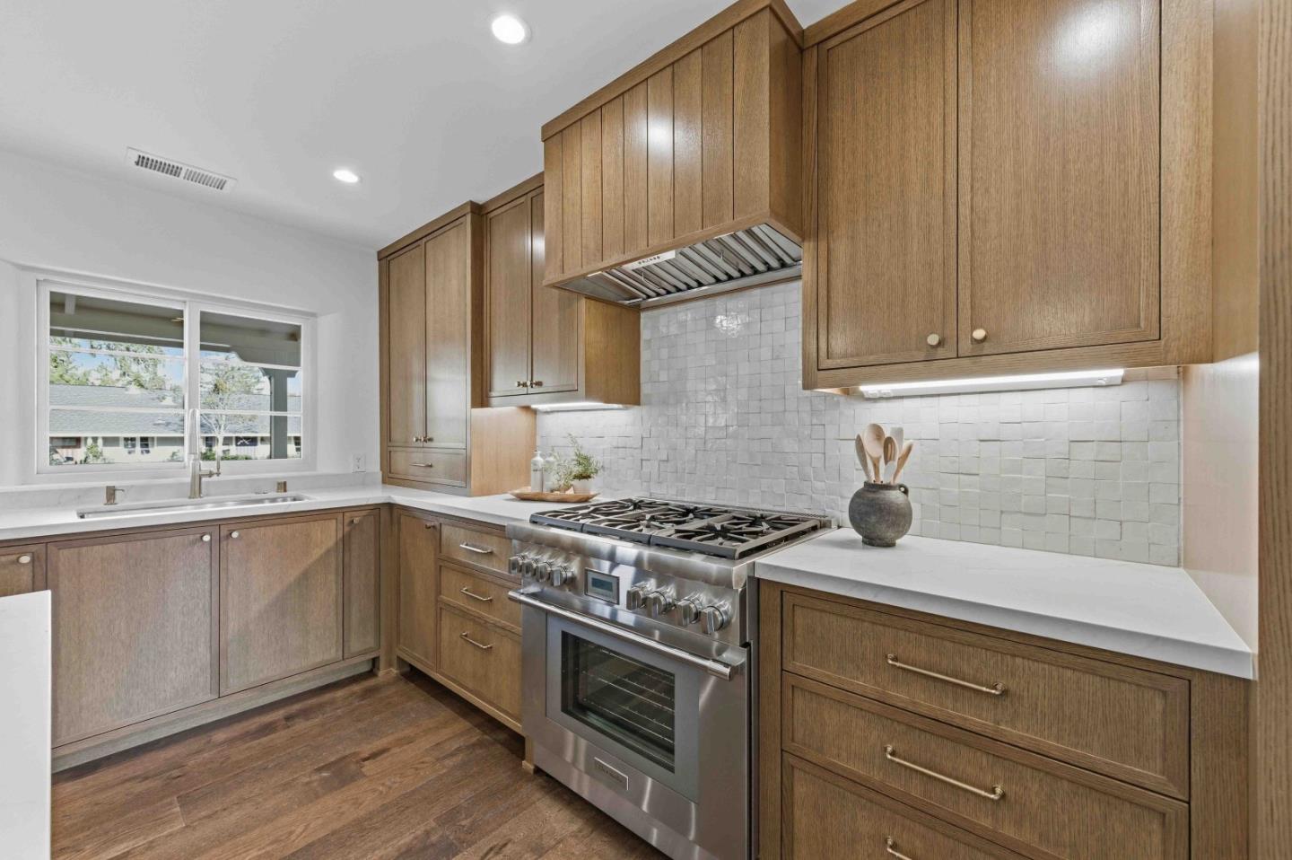 Detail Gallery Image 10 of 44 For 526 Lancaster Way, Redwood City,  CA 94062 - 3 Beds | 2 Baths