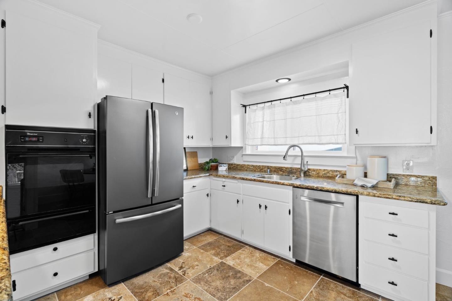 Detail Gallery Image 16 of 39 For 1200 El Centro Ave, Oakland,  CA 94602 - 2 Beds | 1/1 Baths